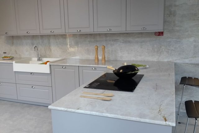 Exposición de cocina con muebles en gris